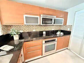 253 NE 2nd St, Unit 1504 in Miami, FL - Foto de edificio - Building Photo