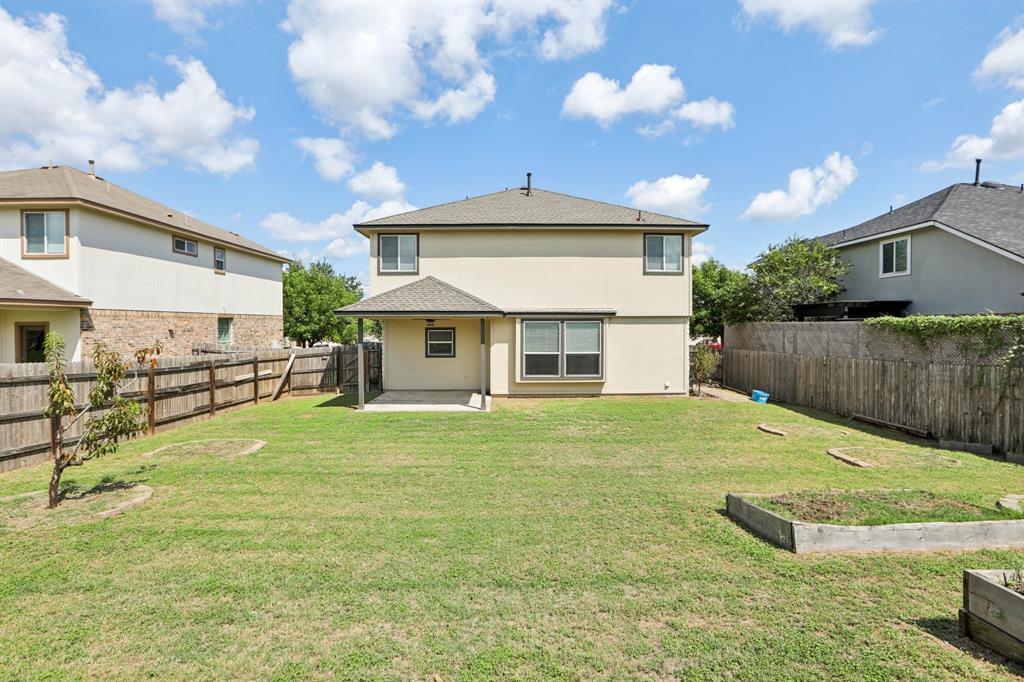 307 Grutsch Dr in Bastrop, TX - Foto de edificio