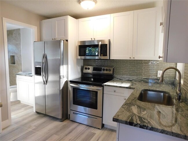107 W Clay Ave in Brandon, FL - Building Photo - Building Photo