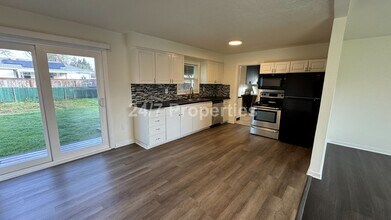 10445 SE Mitchell St in Portland, OR - Building Photo - Building Photo