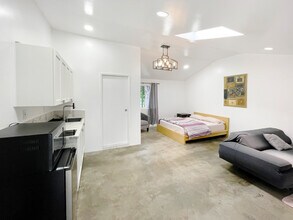 7302 Zelzah Ave in Los Angeles, CA - Building Photo - Building Photo