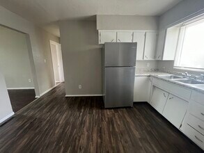 215 Miriam Dr, Unit D in Waterloo, IA - Building Photo - Building Photo