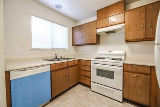 566 Kristin Ln in Henderson, NV - Building Photo - Building Photo