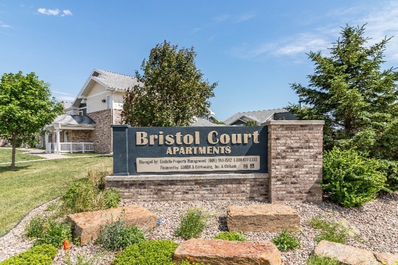 Bristol Court Apartments in Sioux Falls, SD - Building Photo