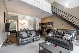 1002 W Lake St, Unit 2 in Chicago, IL - Building Photo