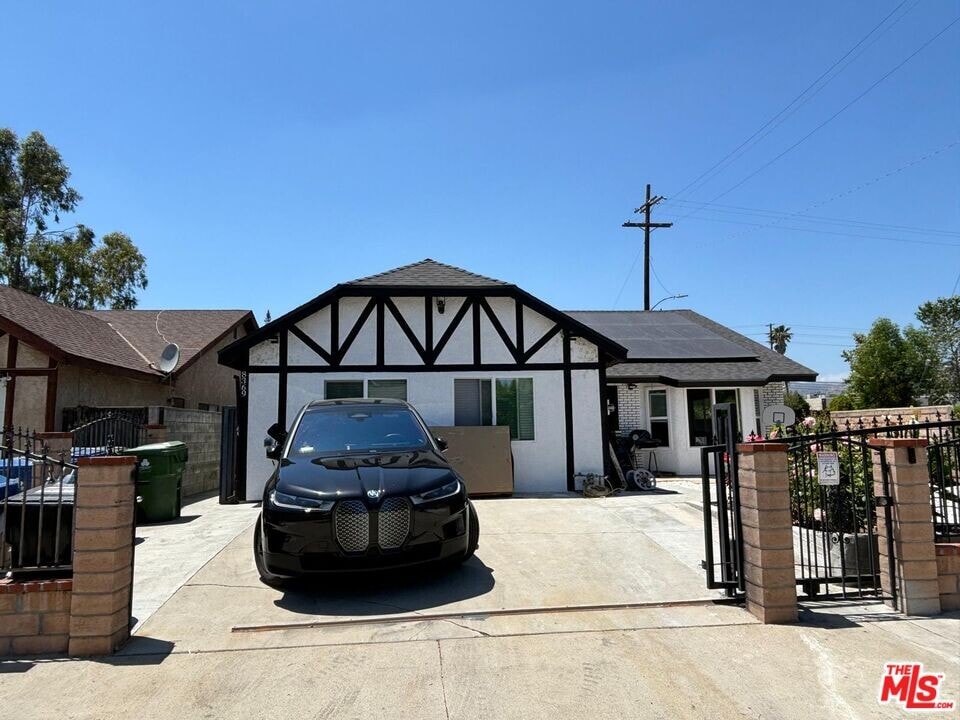 8369 Deering Ave in Los Angeles, CA - Building Photo