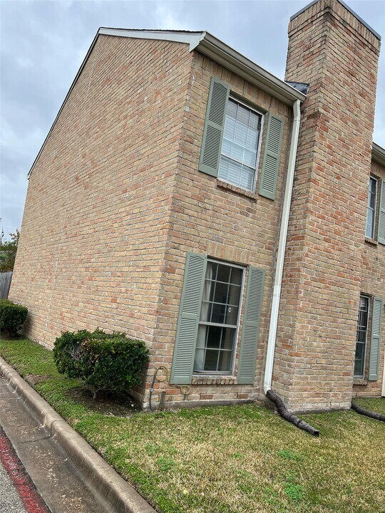 84 W Park West Dr in Houston, TX - Building Photo