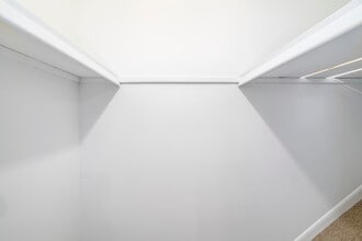 Hollymead Square Townhomes in Charlottesville, VA - Foto de edificio - Interior Photo