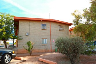 Woodland Terrace Apartments in Tucson, AZ - Building Photo - Building Photo