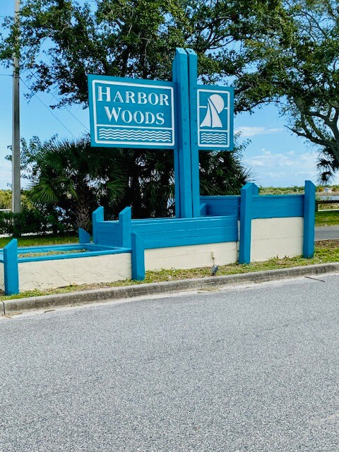 420 Breakwater Dr in Merritt Island, FL - Foto de edificio