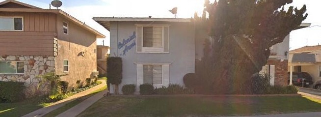 Colonial Arms in Downey, CA - Building Photo