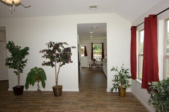 7304 S Glenn St in Austin, TX - Building Photo - Building Photo