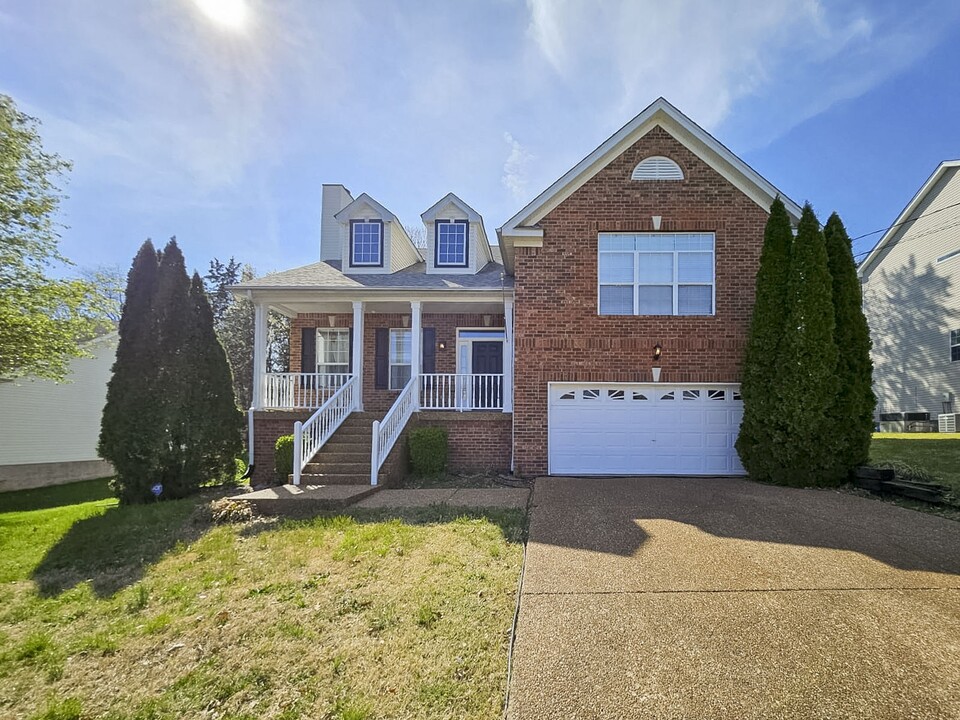 176 East Harbor in Hendersonville, TN - Building Photo