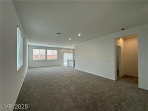 8172 Rockflower St in Las Vegas, NV - Building Photo - Building Photo