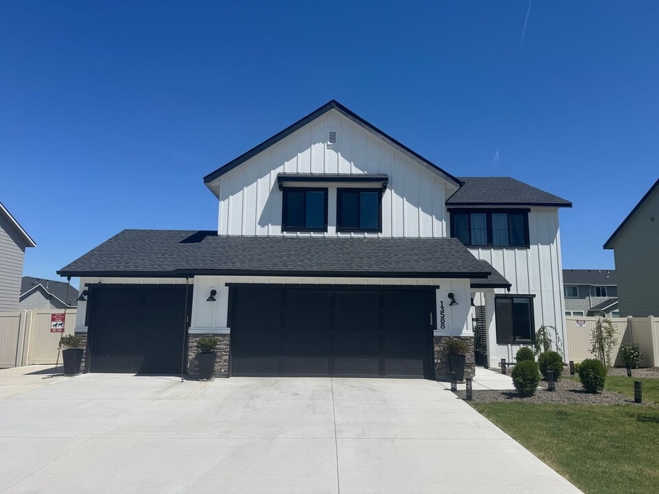 13588 S Woodwind Ave in Nampa, ID - Building Photo