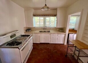 2441 10th St in Santa Monica, CA - Building Photo - Building Photo