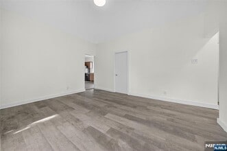 66 Boulevard in New Milford, NJ - Foto de edificio - Building Photo