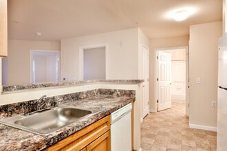 Hampshire Village Senior 62+ in Silver Spring, MD - Foto de edificio - Interior Photo