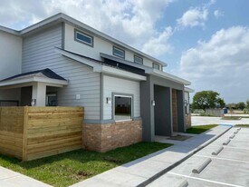 7700 Via Del Mar Cir in Brownsville, TX - Building Photo