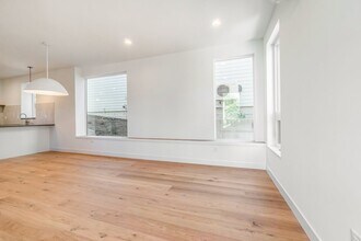 512 NE 102nd St in Seattle, WA - Building Photo - Building Photo