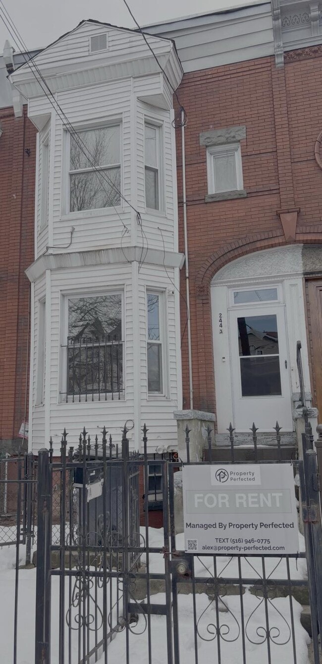 244 6th Ave W in Newark, NJ - Foto de edificio - Building Photo