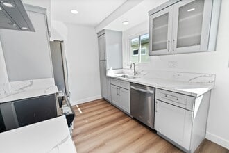 1206 Amethyst St in Redondo Beach, CA - Building Photo - Building Photo