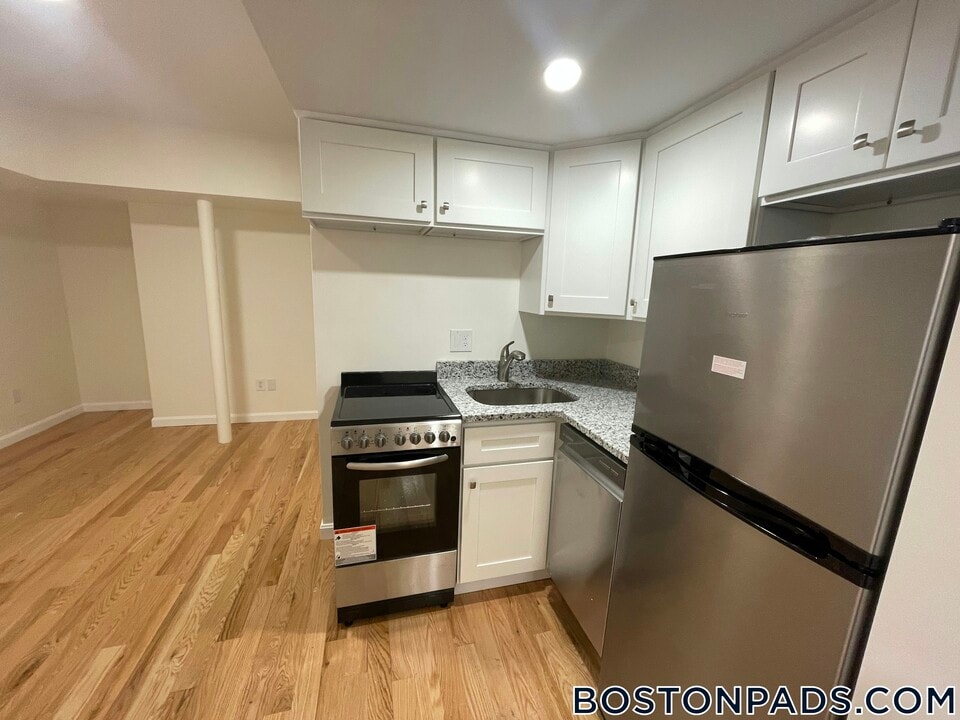 1725 Commonwealth Ave in Boston, MA - Building Photo