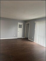 225 W McDowell Rd in Jackson, MS - Building Photo