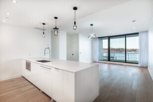 1010 Rue de la Commune E in Montréal, QC - Building Photo
