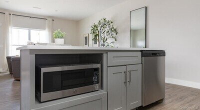 7 Hudson W Dr in Marlboro, NY - Building Photo - Building Photo