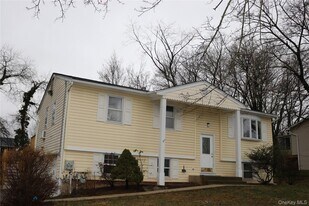 7 Southpark Dr in Thiells, NY - Building Photo