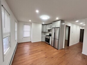 64-03 Perry Ave in Queens, NY - Foto de edificio - Building Photo