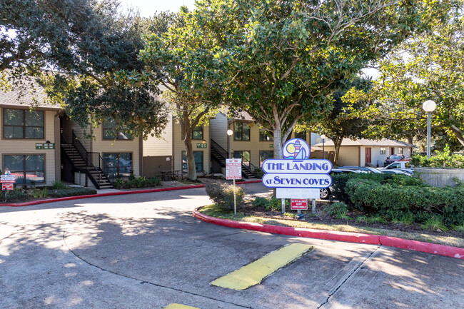 Sunset Harbor Condominiums in Willis, TX - Building Photo - Building Photo