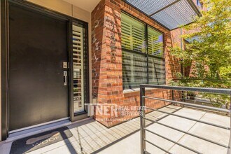 1322 E Sutter Walk in Sacramento, CA - Building Photo - Building Photo