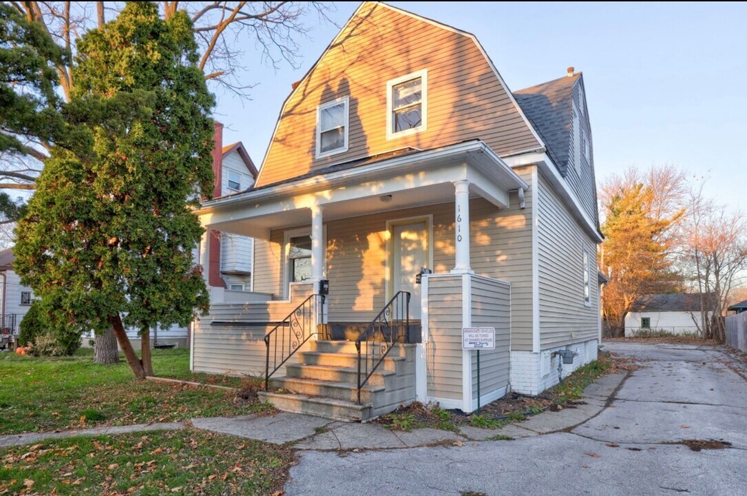 1610 Court St in Saginaw, MI - Building Photo