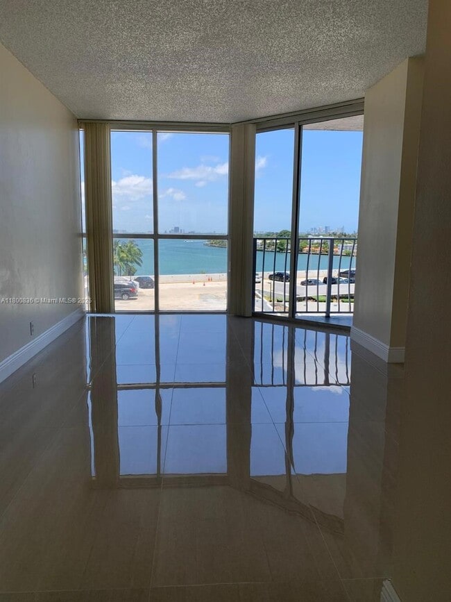 7601 E Treasure Dr in North Bay Village, FL - Building Photo - Building Photo