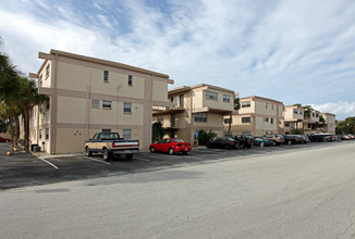 Pentagon Gardens in Melbourne, FL - Building Photo - Building Photo