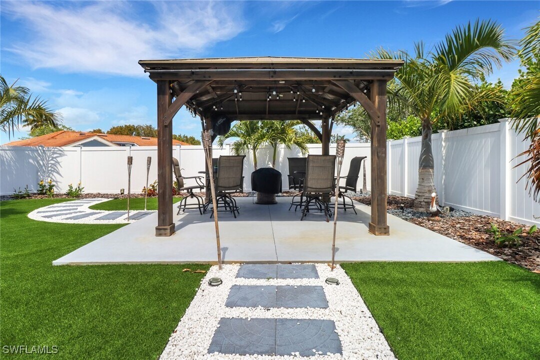 701 N Barfield Dr in Marco Island, FL - Building Photo