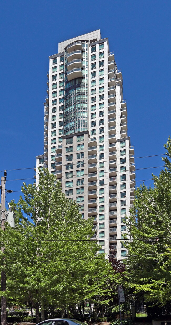 21 Hillcrest Ave in Toronto, ON - Building Photo - Building Photo
