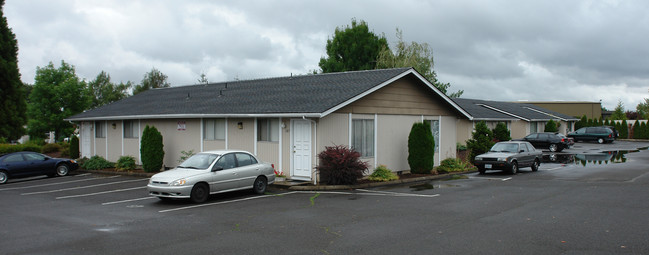 Susan Court Apartments in Salem, OR - Foto de edificio - Building Photo