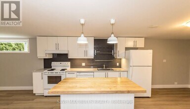 371 Meadowbrook Dr in Milton, ON - Building Photo - Building Photo