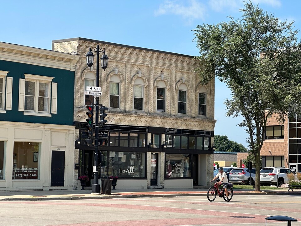 107 W Wisconsin Ave in Oconomowoc, WI - Foto de edificio