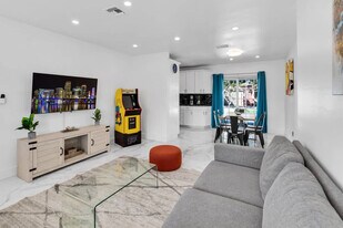 7001 Coolidge St in Hollywood, FL - Building Photo