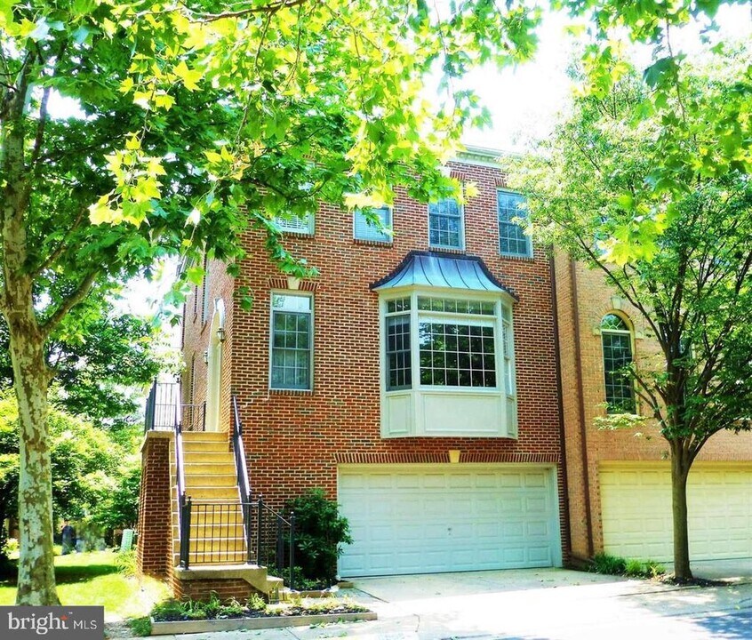 10555 James Wren Way in Fairfax, VA - Foto de edificio