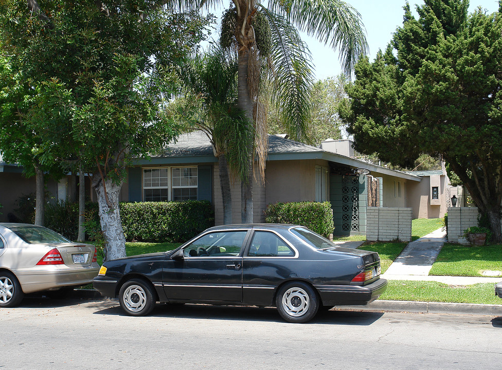 141 E Wilken Way in Anaheim, CA - Building Photo