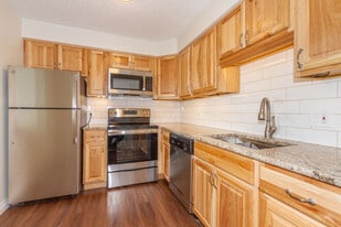 411 Lakewood Cir, Unit C806 in Colorado Springs, CO - Building Photo