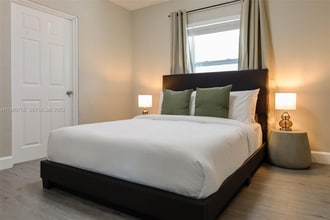 2761 SW 33rd Ave in Miami, FL - Foto de edificio - Building Photo