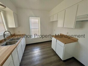 604 Woodrow Ave in Bakersfield, CA - Foto de edificio - Building Photo