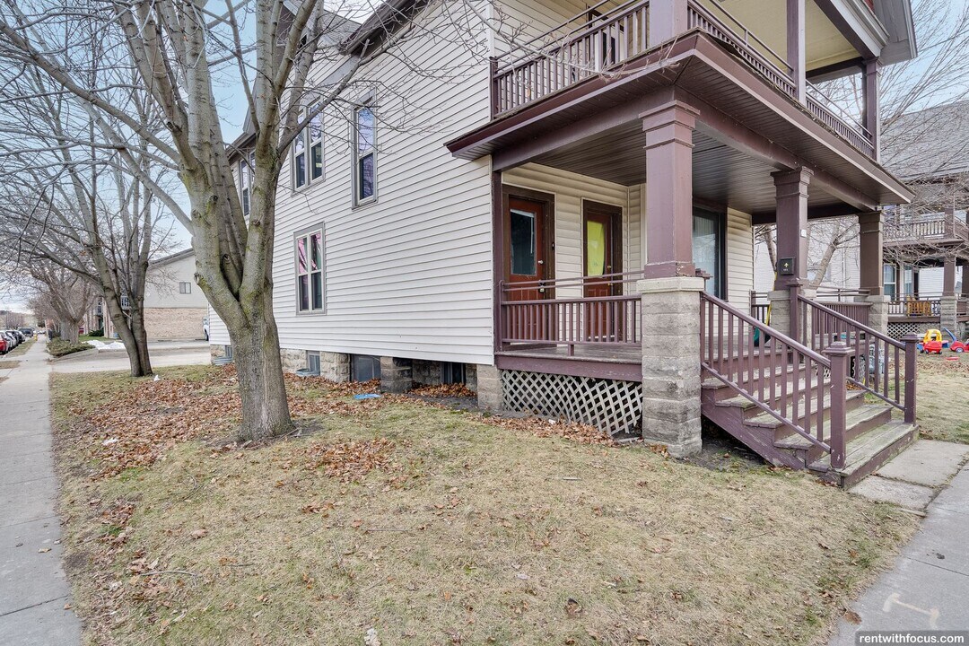 111 W Parkway Ave in Oshkosh, WI - Building Photo