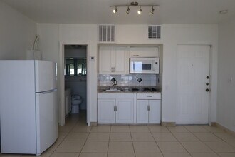 300 Oregon St, Unit 10 in Hollywood, FL - Building Photo - Building Photo